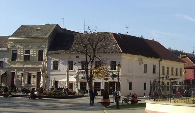 kuca-na-trgu-branka